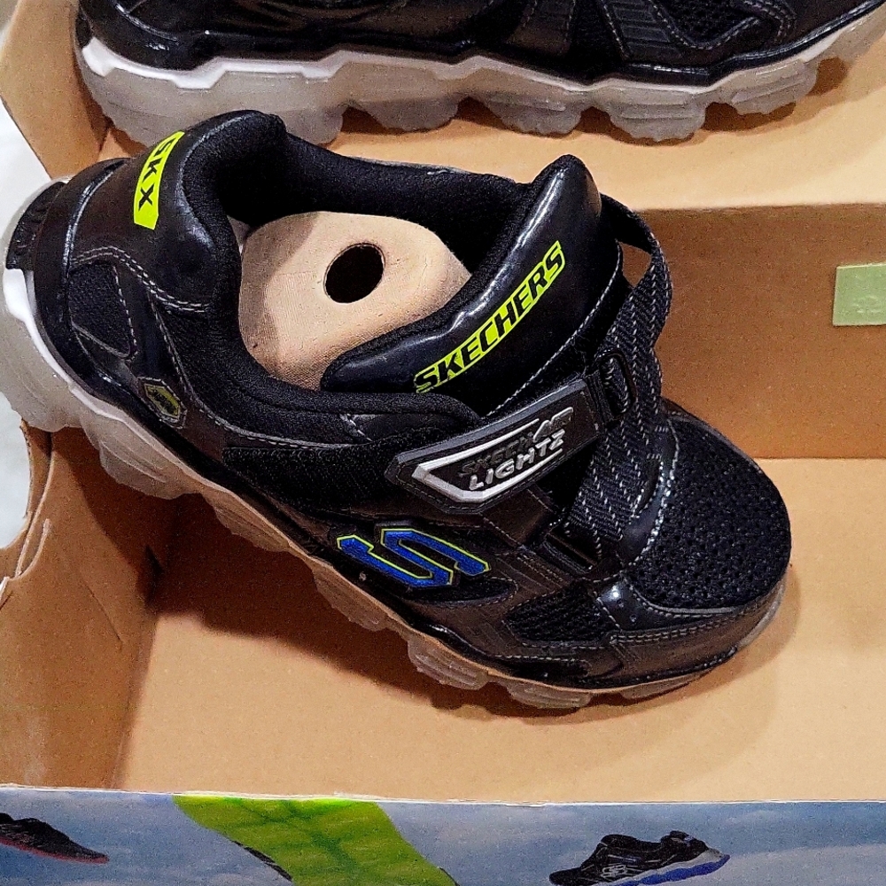 Boys shoes, Skech air, Memory Foam. Sz 2.5 New never worn